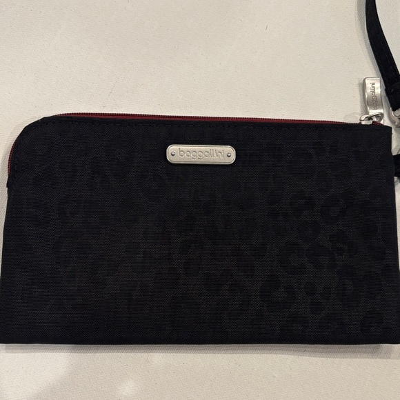 Baggallini Black Leopard Wristlet - Picture 1 of 5